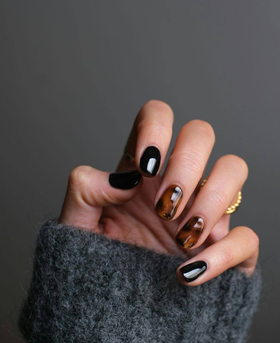 Black and tortoise nails with gold ring